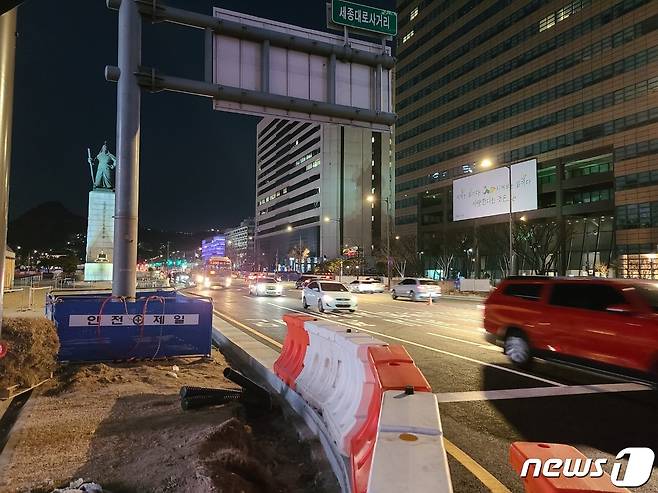 6일 서울 세종대로 광화문광장 동측차로에서 차량이 이동하고 있다.© 뉴스1 허고운 기자