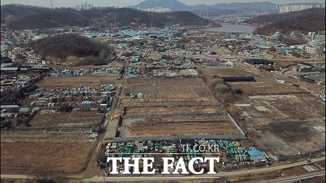 한국토지주택공사(LH) 직원들이 3기 신도시 정보를 이용해 토지를 투기했다는 논란은 쉬이 사그라지지 않을 전망이다. 사진은 경기 시흥시 과림동의 토지. /이덕인 기자