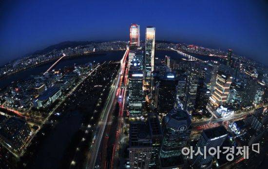 역대 최고이 롤러코스터를 탄 2020년 주식시장이 사상 최고치를 기록하며 막을 내렸다. 2021년을 밝히는 여의도의 증권가 야경이 화려하다./윤동주 기자 doso7@