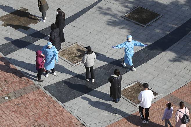 지난 2일 경기도 동두천시 중앙도심공원 임시선별진료소에서 보건소 관계자가 신종 코로나바이러스 감염증(코로나19) 검사를 위해 기다리는 시민들에게 거리두기를 강조하고 있다./연합뉴스