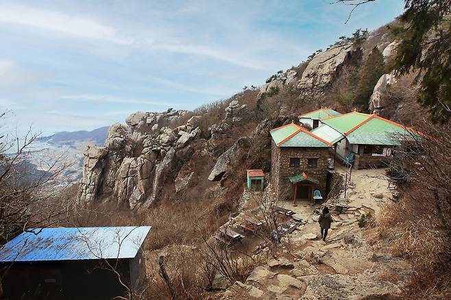 금산 보리암에서 좀 더 올라가면 매점 겸 휴게소 '금산산장'이 나온다. 남해 바다를 감상하며 컵라면을 맛볼 수 있어 '남해 컵라면 맛집'이라는 별칭도 생겼다. / 양수열 영상미디어 기자