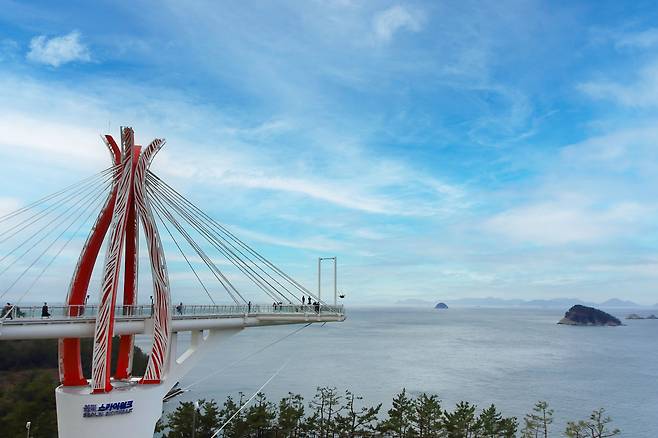 '설리 스카이 워크' 교량 끄트머리에 설치된 '하늘 그네'.  체험하는 이도, 보는 이도 짜릿하기만 하다. 스카이 워크의 바닥 일부는 투명해 내려다볼 수 있다. / 양수열 영상미디어 기자
