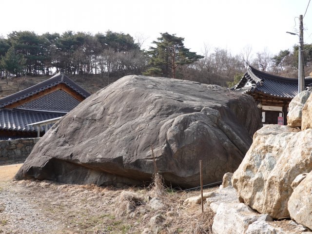 약천 남구만의 생가가 자리한 구항면 거북이마을. 남구만의 약천초당(생가) 바로 인근에 마을을 상징하는 거북이 모양의 바위가 있다. 안영배 기자.