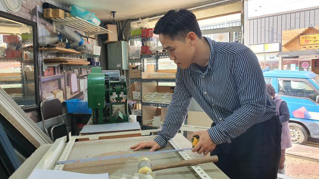 장재성 흥해앵글 대표가 작업실에서 주문 받은 앵글 제품을 제작하고 있다. 김재현 기자