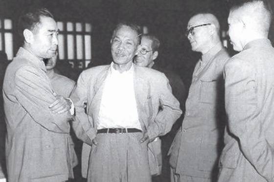 중국과학원 사회과학부 성립대회에서 총리 저우언라이(왼쪽 첫째)와 환담하는 젠보짠(왼쪽 둘째). 1955년 6월 베이징. [사진 김명호]