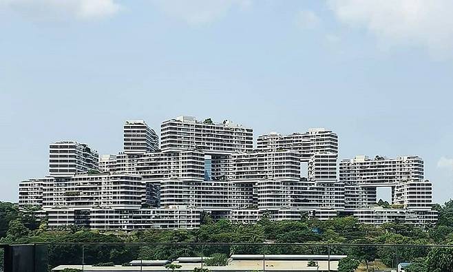 싱가포르 퀸즈타운에 위치한 아파트 단지 ‘더 인터레이스’ 전경. 2013년 지어진 이 건물은 전형적인 타워형 빌딩의 틀을 깨고 아파트 건물을 블록처럼 쌓은 독특한 디자인으로 주목을 받았다. /사진=송경은 기자