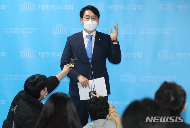 [서울=뉴시스]최동준 기자 = 박용진 더불어민주당 의원이 24일 서울 여의도 국회 소통관에서 '금융위 공매도 제도개선 문제 지적' 기자회견을 하고 있다. (공동취재사진) 2021.01.24. photo@newsis.com