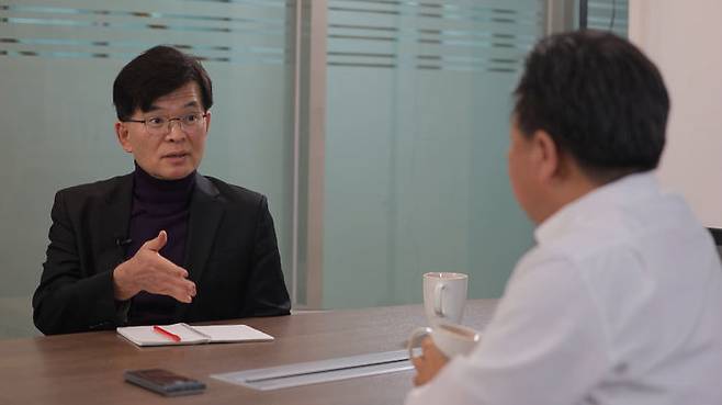 필자와 대담하는 존 리(오른쪽)