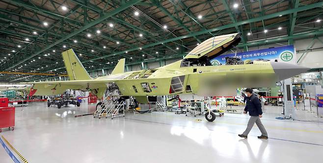 지난달 24일 경남 사천시 한국항공우주산업(KAI)에서 한국형전투기(KF-X)가 공개됐다. 국방일보 제공
