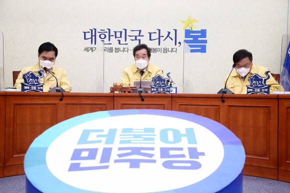 이낙연 더불어민주당 대표가 5일 서울 여의도 국회에서 열린 최고위원회의에서 발언하고 있다. 뉴스1