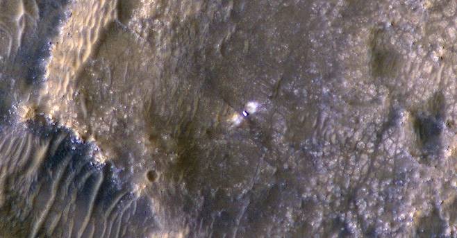 화성정찰위성(MRO)이 촬영한 퍼서비어런스의 모습(사진 중앙). 사진=NASA/JPL-Caltech/University of Arizona