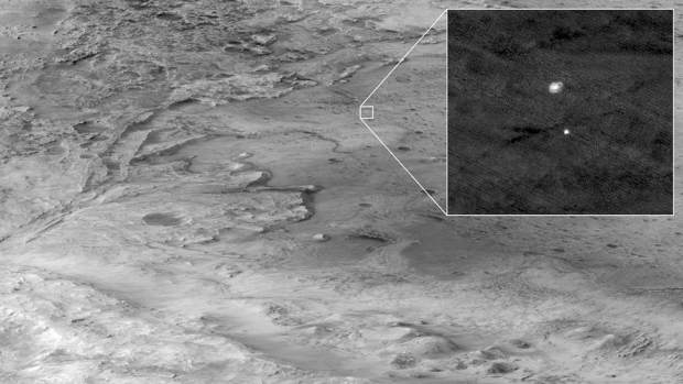 화성정찰위성(MRO)이 촬영한 낙하산을 타고 하강 중인 퍼서비어런스의 모습. 사진=NASA