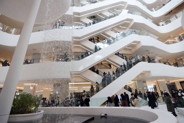 현대백화점이 서울 영등포구 여의도에 '더현대 서울'을 정식 개점한 2월 26일 오후 백화점에서 시민들이 매장을 둘러보고 있다. /연합뉴스