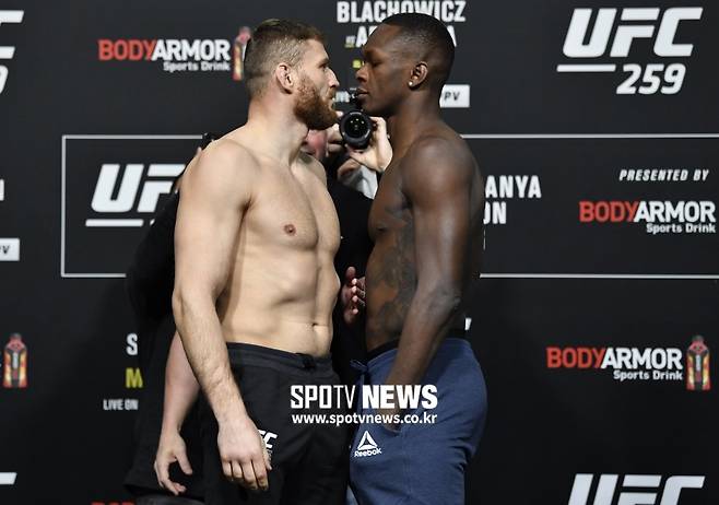 ▲ 이스라엘 아데산야는 193cm로 얀 블라코비치보다 5cm가 크지만 몸통 두께 차이는 확실히 났다.