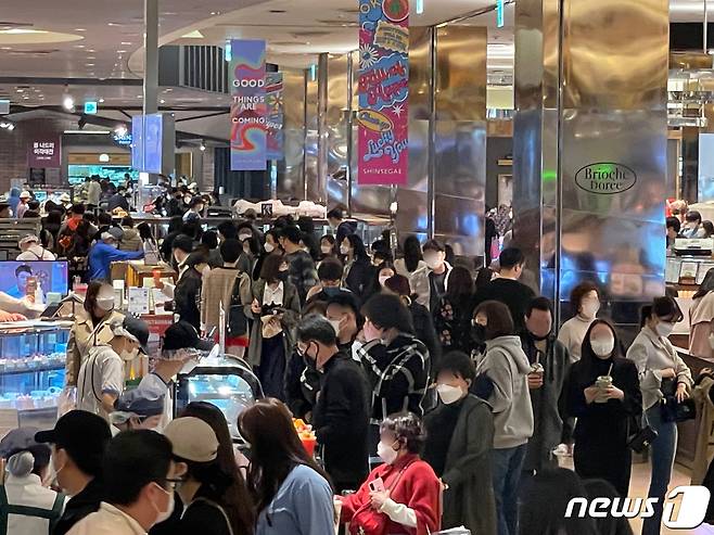 지난 1일 오후 부산 해운대구 신세계백화점 지하 1층 푸드코트.2021.3.1/ © 뉴스1 이유진 기자