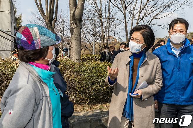 박영선 더불어민주당 서울시장 보궐선거 후보가 7일 오후 서울 성동구 성수동 서울숲을 방문, 시민들과 대화를 하고 있다. 2021.3.7/뉴스1 © News1 국회사진취재단