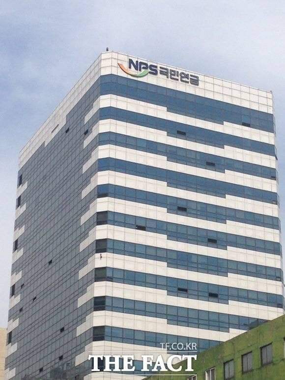 연기금의 대표격인 국민연금은 지난해 12월 24일부터 이달 5일까지 거래일 기준 46일 연속 매도에 나섰다. /더팩트 DB