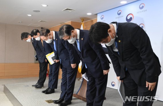 홍남기 경제부총리 겸 기획재정부 장관이 7일 서울 광화문 정부서울청사에서 부동산 관계장관회의 후 관계부처 합동으로 '국민께 드리는 말씀'을 발표하고 있다. 김대지 국세청장, 구윤철 국무조정실장, 홍남기 부총리, 변창흠 국토부 장관, 이재영 행안부 차관(왼쪽부터). 기재부 제공