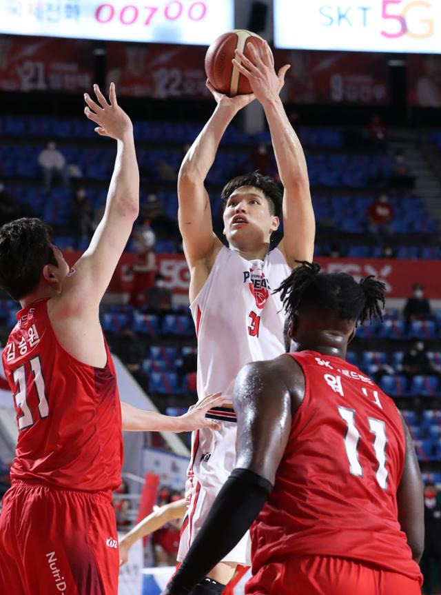 울산 현대모비스 장재석이 7일 잠실학생체육관에서 열린 서울 SK전에서 슛을 쏘고 있다. KBL 제공