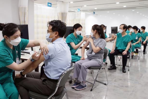 서울아산병원이 지난 5일 오전 의사, 간호사를 비롯해 보건의료 업무를 수행하는 직원들에 신종 코로나바이러스 감염증(코로나19) 백신 접종을 시작했다. 연합뉴스