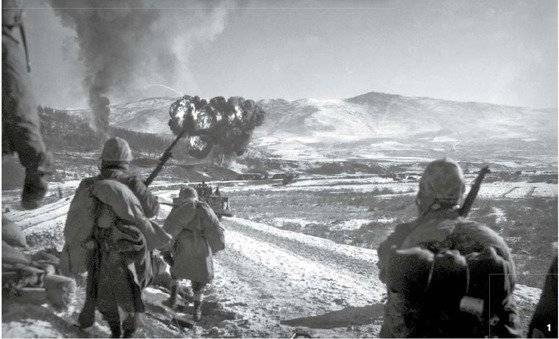 중공군은 1950년 10월 말 대공세를 펼쳐 국군과 연합군의 북진을 막았다. 함경남도 장진호로 진출했던 미 해병사단이 철수하고 있다. 중앙포토