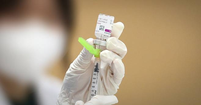 간호사가 아스트라제네카 백신을 주사기에 주입하고 있다. 뉴스1