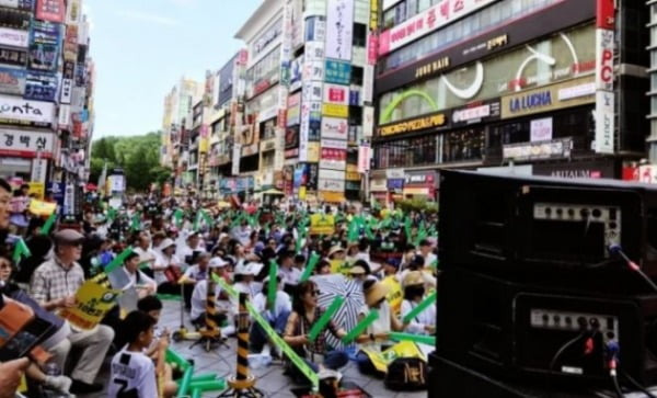 서현동 110번지 공공주택 추진을 반대하는 주민들이 2019년 6월 경기도 성남에서 집회를 진행하고 있다. /사진=서현동 110번지 난개발을 반대하는 주민범대책위원회 제공