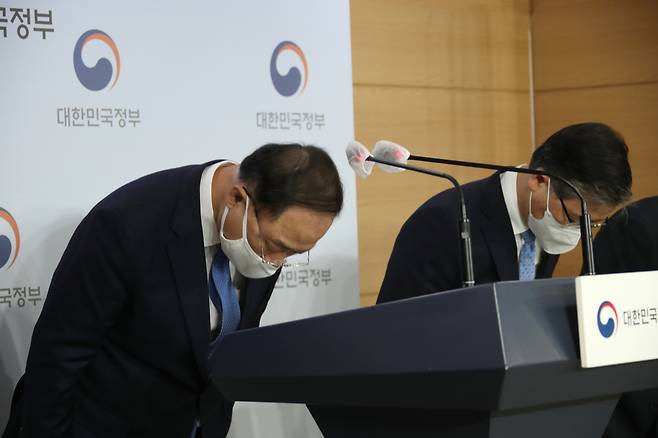 홍남기 경제부총리 겸 기획재정부 장관(왼쪽)이 7일 오전 정부서울청사에서 열린 부동산관계장관회의를 마치고 '부동산 관련 국민께 드리는 말씀'을 발표를 마친 뒤 인사하고 있다. [연합뉴스]