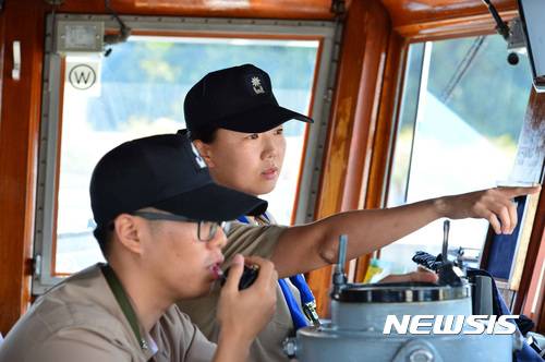【서울=뉴시스】해군 최초 여군 해상지휘관인 고령함장 안희현 소령이 출동에 앞서 조함훈련 중 작전관에게 지시를 하고 있다.2017.10.01.(사진=해군본부 제공)photo@newsis.com