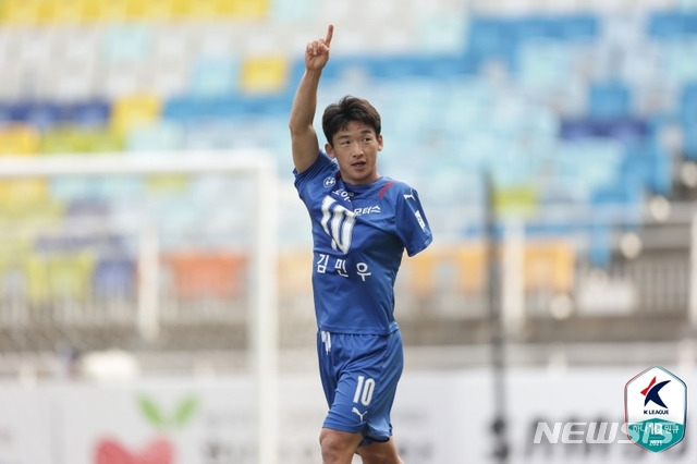 [서울=뉴시스]프로축구 수원 삼성 김민우 (사진 = 프로축구연맹 제공)