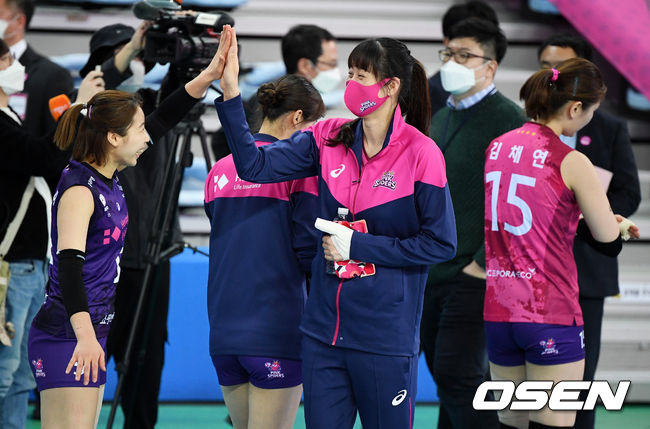 [OSEN=인천, 지형준 기자] 흥국생명 김세영이 동료선수들과 승리를 기뻐하고 있다. /jpenws@osen.co.kr