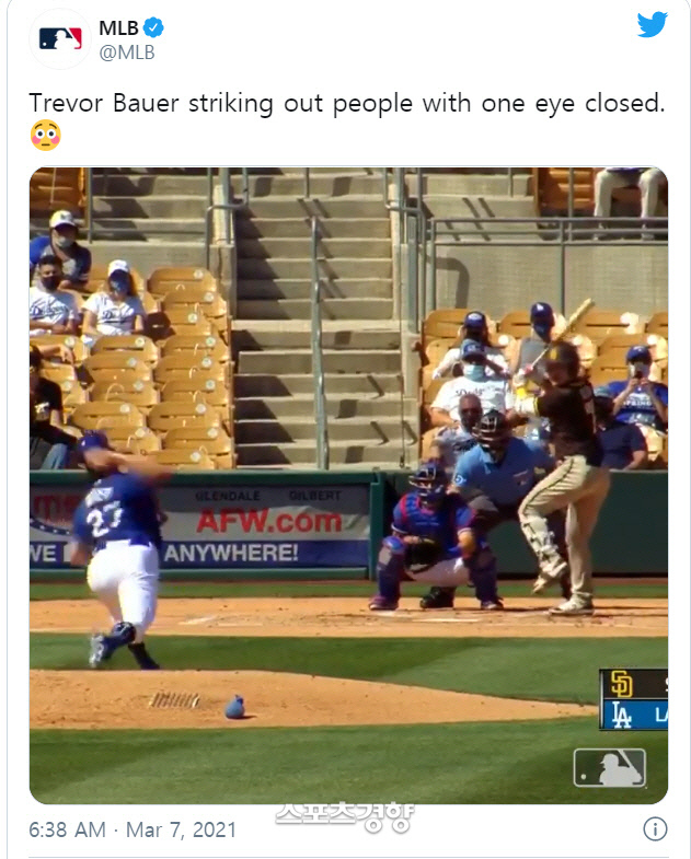바워가 7일 샌디에이고 김하성을 1회 삼진 잡는 장면. MLB 공식 트위터는 “바워가 한쪽 눈을 감고 삼진을 잡아냈다”고 전했다. | 트위터 캡처