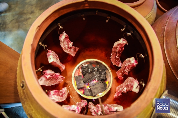 제주 전통 항아리를 활용한 흑돼지 바베큐는 고기가 타지 않고, 담백하게 구워져 맛이 일품이다. 소장섭 기자&nbsp;ⓒ베이비뉴스