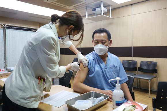 [사진=나누리의료재단 인천나누리병원 김진욱 의료원장이 코로나19 아스트라제네카(AZ) 백신을 접종하고 있다.]