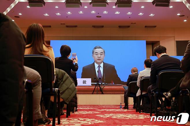 왕이 중국 외교부장 겸 외교담당 국무위원이 7일 베이징에서 기자회견을 하고 있다. © 로이터=뉴스1