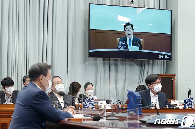 문재인 대통령이 8일 오후 청와대 여민관에서 열린 법무부·행정안전부 업무보고에 참석해 화상으로 박범계 법무부장관의 보고를 받고 있다. 2021.3.8/뉴스1 © News1 이광호 기자