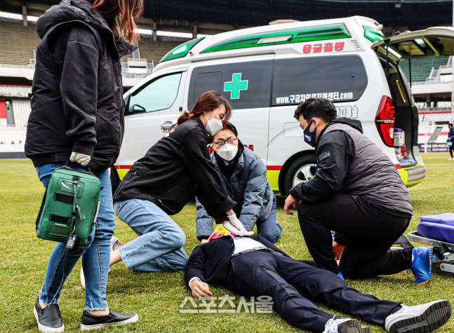 김진수 원장을 비롯한 의료진이 6일 잠실올림픽주경기장에서 열린 서울 이랜드와 김천 상무 경기를 앞두고 응급처치 시뮬레이션을 실시하고 있다.제공 | 서울 이랜드