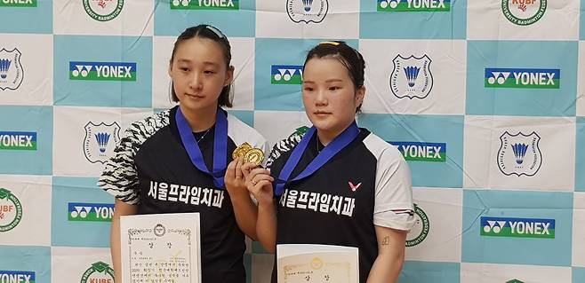 2020 회장기대회에서 여자복식 우승을 차지했던 성지영(왼쪽)-김빛나. 최만식 기자