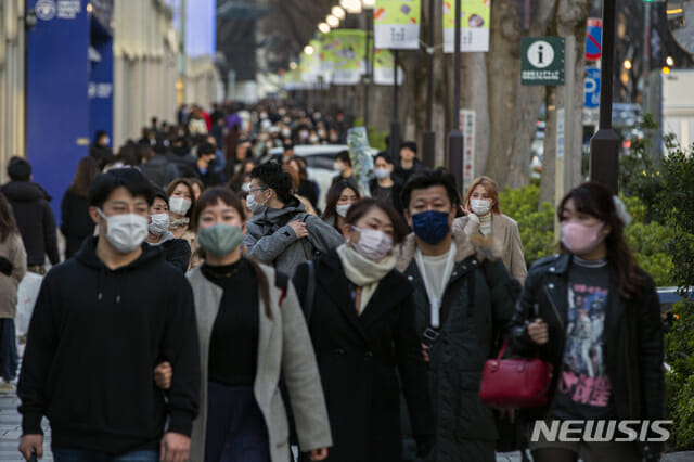 지난달 28일 일본 도쿄의 한 쇼핑거리가 마스크를 착용한 시민들로 붐비고 있다. 일본 정부는 8일부터 수도권 긴급사태를 21일까지 재연장하기로 했다.(사진=뉴시스)