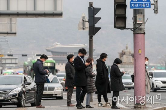 서울 종로구 세종로 네거리에서 직장인들이 가벼워진 옷차림으로 출근길에 오르고 있다.