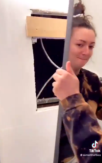 미국 뉴욕의 한 아파트에서 욕실 거울을 뜯어보니 벽 뒤로 숨겨진 공간이 발견됐다. 사진=사만다 하트쇠 틱톡 캡처.