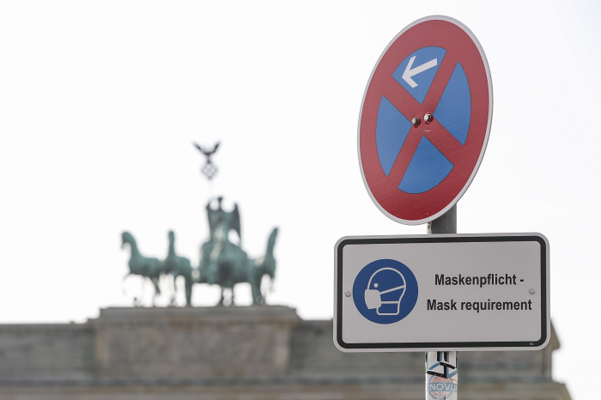 3일(현지 시각) 독일 베를린 브란덴부르크 문 인근에 마스크 의무 착용을 고지하는 안내판이 설치돼 있다. /신화 연합뉴스