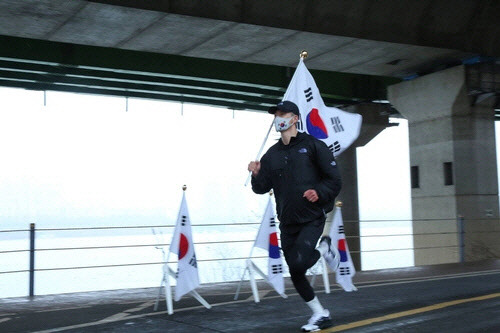 '버추얼 3·1런'에서 달리고 있는 가수 션[YG엔터테인먼트 제공]