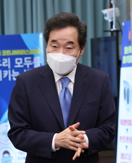 이낙연 민주당 대표가 8일 청와대에서 열린 법무부·행정안전부 업무보고에 입장하고 있다. 연합뉴스