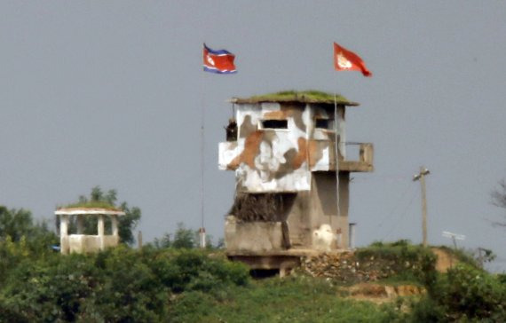 지난해 하반기 한미연합훈련 이튿날인 경기 파주 접경지역에서 바라본 북한군 초소 모습. 사진=뉴시스