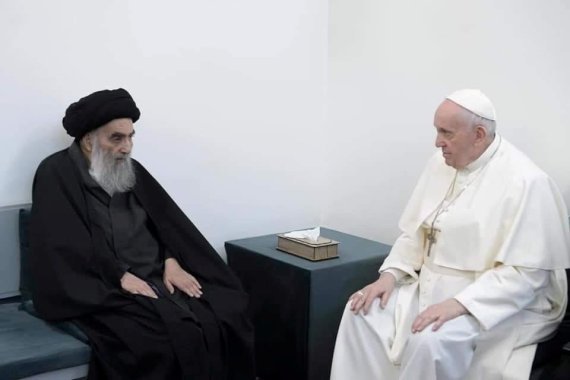 프란치스코 교황이 지난 6일(현지시간) 이라크 나자프의 아야톨라 알리 알시스타니 시아파 최고성직자 집을 방문해 대화하고 있다. 교황의 이라크 방문은 사상 처음이다. /사진=뉴스1