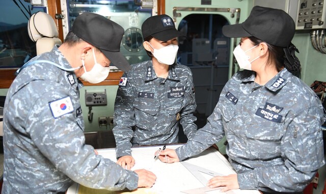 안미영 함장이 지난 3일 성인봉함 함교에서 부대원들과 전술토의를 하고 있다.