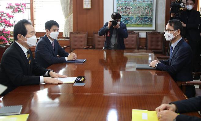 정세균 국무총리(왼쪽 첫 번째)가 8일 정부서울청사 집무실에서 초대 국수본부장으로 임명된 남구준 본부장(오른쪽)을 만나 합동특별수사본부 구성을 지시하고 있다. 연합뉴스