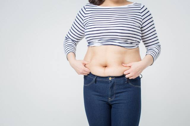 뱃살을 빼기 위해서는 배에 힘을 주고 생활하고 일주일에 2~3회 꾸준히 운동하며 식사량은 평소보다 15~20% 줄이는 게 좋다./사진=클립아트코리아