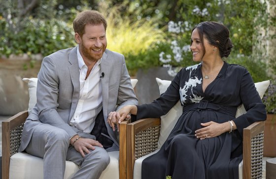 영국 해리 왕자와 부인 메건이 오프라 윈프리와 인터뷰하며 웃고 있다. 메건은 두번째 임신 중. 딸이라고 밝혔다. 연합뉴스